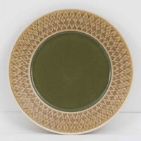 デンマークを代表するデザイナー、イェンス・H・クイストゴーによる「Relief(レリーフ)」シリーズのプレートです。一面に施されたレリーフ装飾が、自然の息吹を感じさせます。デンマークではスウェーデンやフィンランドの陶器メーカーと並んで今でも非常に人気のある商品となります。