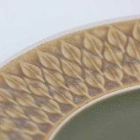 デンマークを代表するデザイナー、イェンス・H・クイストゴーによる「Relief(レリーフ)」シリーズのプレートです。一面に施されたレリーフ装飾が、自然の息吹を感じさせます。デンマークではスウェーデンやフィンランドの陶器メーカーと並んで今でも非常に人気のある商品となります。