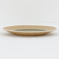 デンマークを代表するデザイナー、イェンス・H・クイストゴーによる「Relief(レリーフ)」シリーズのプレートです。一面に施されたレリーフ装飾が、自然の息吹を感じさせます。デンマークではスウェーデンやフィンランドの陶器メーカーと並んで今でも非常に人気のある商品となります。