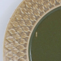 デンマークを代表するデザイナー、イェンス・H・クイストゴーによる「Relief(レリーフ)」シリーズのプレートです。一面に施されたレリーフ装飾が、自然の息吹を感じさせます。デンマークではスウェーデンやフィンランドの陶器メーカーと並んで今でも非常に人気のある商品となります。