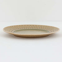 デンマークを代表するデザイナー、イェンス・H・クイストゴーによる「Relief(レリーフ)」シリーズのプレートです。一面に施されたレリーフ装飾が、自然の息吹を感じさせます。デンマークではスウェーデンやフィンランドの陶器メーカーと並んで今でも非常に人気のある商品となります。