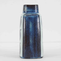 ロイヤルコペンハーゲンの「Tenera」シリーズは、1958年に誕生し1969年以降はRoyal Copenhagenブランドとして展開された、北欧モダンを象徴するファイアンスの名作です。このシリーズの魅力は、アーティスティック・ディレクターのニルス・トーソンが生み出したフォルムに、そこで活躍した女性デザイナーたち(マリアンヌ・ジョンソンやグレーテ・ヘランド=ハンセン、カリ・クリステンセンなど)が手がけた手描きの大胆で鮮やかな絵付けが融合している点にあります。手仕事ゆえの微妙な色ムラやクラック(クレイジング)は経年変化として味わい深く、花を一輪挿すだけでリビングやダイニングに北欧ならではの温かみとモダンな華やかさを添えます。コレクターはもちろん、日常のインテリアに上質な彩りをプラスしたい方にもおすすめの逸品です。