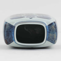 ロイヤルコペンハーゲンの「Tenera」シリーズは、1958年に誕生し1969年以降はRoyal Copenhagenブランドとして展開された、北欧モダンを象徴するファイアンスの名作です。このシリーズの魅力は、アーティスティック・ディレクターのニルス・トーソンが生み出したフォルムに、そこで活躍した女性デザイナーたち(マリアンヌ・ジョンソンやグレーテ・ヘランド=ハンセン、カリ・クリステンセンなど)が手がけた手描きの大胆で鮮やかな絵付けが融合している点にあります。手仕事ゆえの微妙な色ムラやクラック(クレイジング)は経年変化として味わい深く、花を一輪挿すだけでリビングやダイニングに北欧ならではの温かみとモダンな華やかさを添えます。コレクターはもちろん、日常のインテリアに上質な彩りをプラスしたい方にもおすすめの逸品です。