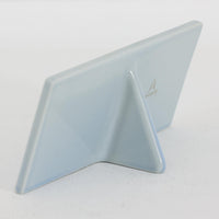 ロイヤルコペンハーゲンの「Tenera」シリーズは、1958年に誕生し1969年以降はRoyal Copenhagenブランドとして展開された、北欧モダンを象徴するファイアンスの名作です。このシリーズの魅力は、アーティスティック・ディレクターのニルス・トーソンが生み出したフォルムに、そこで活躍した女性デザイナーたち(マリアンヌ・ジョンソンやグレーテ・ヘランド=ハンセン、カリ・クリステンセンなど)が手がけた手描きの大胆で鮮やかな絵付けが融合している点にあります。手仕事ゆえの微妙な色ムラやクラック(クレイジング)は経年変化として味わい深く、花を一輪挿すだけでリビングやダイニングに北欧ならではの温かみとモダンな華やかさを添えます。コレクターはもちろん、日常のインテリアに上質な彩りをプラスしたい方にもおすすめの逸品です。