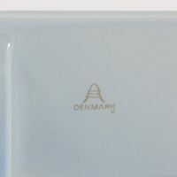 ロイヤルコペンハーゲンの「Tenera」シリーズは、1958年に誕生し1969年以降はRoyal Copenhagenブランドとして展開された、北欧モダンを象徴するファイアンスの名作です。このシリーズの魅力は、アーティスティック・ディレクターのニルス・トーソンが生み出したフォルムに、そこで活躍した女性デザイナーたち(マリアンヌ・ジョンソンやグレーテ・ヘランド=ハンセン、カリ・クリステンセンなど)が手がけた手描きの大胆で鮮やかな絵付けが融合している点にあります。手仕事ゆえの微妙な色ムラやクラック(クレイジング)は経年変化として味わい深く、花を一輪挿すだけでリビングやダイニングに北欧ならではの温かみとモダンな華やかさを添えます。コレクターはもちろん、日常のインテリアに上質な彩りをプラスしたい方にもおすすめの逸品です。