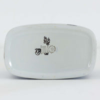 ロイヤルコペンハーゲンの「Tenera」シリーズは、1958年に誕生し1969年以降はRoyal Copenhagenブランドとして展開された、北欧モダンを象徴するファイアンスの名作です。このシリーズの魅力は、アーティスティック・ディレクターのニルス・トーソンが生み出したフォルムに、そこで活躍した女性デザイナーたち(マリアンヌ・ジョンソンやグレーテ・ヘランド=ハンセン、カリ・クリステンセンなど)が手がけた手描きの大胆で鮮やかな絵付けが融合している点にあります。手仕事ゆえの微妙な色ムラやクラック(クレイジング)は経年変化として味わい深く、花を一輪挿すだけでリビングやダイニングに北欧ならではの温かみとモダンな華やかさを添えます。コレクターはもちろん、日常のインテリアに上質な彩りをプラスしたい方にもおすすめの逸品です。