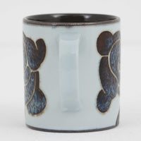 ロイヤルコペンハーゲンが誇る特別なコレクションであるイヤーマグ。1967年から2014年まで毎年制作され、その年のために選ばれたアーティストによってデザインされました。1986年までは熟練した職人によるハンドペイントで絵付けされており、手作業ならではの温かみと、一つひとつ異なる表情が魅力です。1987年以降はプリントで描かれるようになり、より洗練されたモダンなデザインが楽しめます。時代を超えて愛されるイヤーマグは、その年を彩ったアーティストの感性や、当時の時代背景を映し出す貴重なコレクションです。ご自身や大切な人の生まれた年のマグを探したり、記念の年を祝う特別なギフトとして選んだりするのも素敵です。