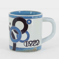 ロイヤルコペンハーゲンが誇る特別なコレクションであるイヤーマグ。1967年から2014年まで毎年制作され、その年のために選ばれたアーティストによってデザインされました。1986年までは熟練した職人によるハンドペイントで絵付けされており、手作業ならではの温かみと、一つひとつ異なる表情が魅力です。1987年以降はプリントで描かれるようになり、より洗練されたモダンなデザインが楽しめます。時代を超えて愛されるイヤーマグは、その年を彩ったアーティストの感性や、当時の時代背景を映し出す貴重なコレクションです。ご自身や大切な人の生まれた年のマグを探したり、記念の年を祝う特別なギフトとして選んだりするのも素敵です。