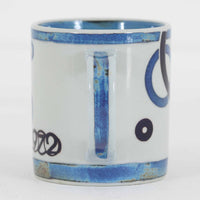 ロイヤルコペンハーゲンが誇る特別なコレクションであるイヤーマグ。1967年から2014年まで毎年制作され、その年のために選ばれたアーティストによってデザインされました。1986年までは熟練した職人によるハンドペイントで絵付けされており、手作業ならではの温かみと、一つひとつ異なる表情が魅力です。1987年以降はプリントで描かれるようになり、より洗練されたモダンなデザインが楽しめます。時代を超えて愛されるイヤーマグは、その年を彩ったアーティストの感性や、当時の時代背景を映し出す貴重なコレクションです。ご自身や大切な人の生まれた年のマグを探したり、記念の年を祝う特別なギフトとして選んだりするのも素敵です。