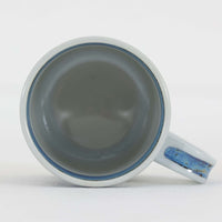 ロイヤルコペンハーゲンが誇る特別なコレクションであるイヤーマグ。1967年から2014年まで毎年制作され、その年のために選ばれたアーティストによってデザインされました。1986年までは熟練した職人によるハンドペイントで絵付けされており、手作業ならではの温かみと、一つひとつ異なる表情が魅力です。1987年以降はプリントで描かれるようになり、より洗練されたモダンなデザインが楽しめます。時代を超えて愛されるイヤーマグは、その年を彩ったアーティストの感性や、当時の時代背景を映し出す貴重なコレクションです。ご自身や大切な人の生まれた年のマグを探したり、記念の年を祝う特別なギフトとして選んだりするのも素敵です。