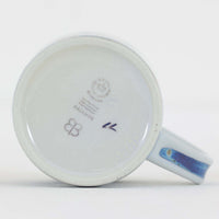 ロイヤルコペンハーゲンが誇る特別なコレクションであるイヤーマグ。1967年から2014年まで毎年制作され、その年のために選ばれたアーティストによってデザインされました。1986年までは熟練した職人によるハンドペイントで絵付けされており、手作業ならではの温かみと、一つひとつ異なる表情が魅力です。1987年以降はプリントで描かれるようになり、より洗練されたモダンなデザインが楽しめます。時代を超えて愛されるイヤーマグは、その年を彩ったアーティストの感性や、当時の時代背景を映し出す貴重なコレクションです。ご自身や大切な人の生まれた年のマグを探したり、記念の年を祝う特別なギフトとして選んだりするのも素敵です。