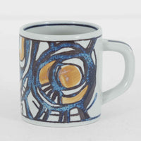 ロイヤルコペンハーゲンが誇る特別なコレクションであるイヤーマグ。1967年から2014年まで毎年制作され、その年のために選ばれたアーティストによってデザインされました。1986年までは熟練した職人によるハンドペイントで絵付けされており、手作業ならではの温かみと、一つひとつ異なる表情が魅力です。1987年以降はプリントで描かれるようになり、より洗練されたモダンなデザインが楽しめます。時代を超えて愛されるイヤーマグは、その年を彩ったアーティストの感性や、当時の時代背景を映し出す貴重なコレクションです。ご自身や大切な人の生まれた年のマグを探したり、記念の年を祝う特別なギフトとして選んだりするのも素敵です。