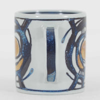 ロイヤルコペンハーゲンが誇る特別なコレクションであるイヤーマグ。1967年から2014年まで毎年制作され、その年のために選ばれたアーティストによってデザインされました。1986年までは熟練した職人によるハンドペイントで絵付けされており、手作業ならではの温かみと、一つひとつ異なる表情が魅力です。1987年以降はプリントで描かれるようになり、より洗練されたモダンなデザインが楽しめます。時代を超えて愛されるイヤーマグは、その年を彩ったアーティストの感性や、当時の時代背景を映し出す貴重なコレクションです。ご自身や大切な人の生まれた年のマグを探したり、記念の年を祝う特別なギフトとして選んだりするのも素敵です。