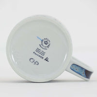 ロイヤルコペンハーゲンが誇る特別なコレクションであるイヤーマグ。1967年から2014年まで毎年制作され、その年のために選ばれたアーティストによってデザインされました。1986年までは熟練した職人によるハンドペイントで絵付けされており、手作業ならではの温かみと、一つひとつ異なる表情が魅力です。1987年以降はプリントで描かれるようになり、より洗練されたモダンなデザインが楽しめます。時代を超えて愛されるイヤーマグは、その年を彩ったアーティストの感性や、当時の時代背景を映し出す貴重なコレクションです。ご自身や大切な人の生まれた年のマグを探したり、記念の年を祝う特別なギフトとして選んだりするのも素敵です。