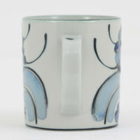 ロイヤルコペンハーゲンが誇る特別なコレクションであるイヤーマグ。1967年から2014年まで毎年制作され、その年のために選ばれたアーティストによってデザインされました。1986年までは熟練した職人によるハンドペイントで絵付けされており、手作業ならではの温かみと、一つひとつ異なる表情が魅力です。1987年以降はプリントで描かれるようになり、より洗練されたモダンなデザインが楽しめます。時代を超えて愛されるイヤーマグは、その年を彩ったアーティストの感性や、当時の時代背景を映し出す貴重なコレクションです。ご自身や大切な人の生まれた年のマグを探したり、記念の年を祝う特別なギフトとして選んだりするのも素敵です。