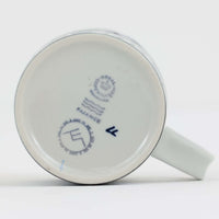 ロイヤルコペンハーゲンが誇る特別なコレクションであるイヤーマグ。1967年から2014年まで毎年制作され、その年のために選ばれたアーティストによってデザインされました。1986年までは熟練した職人によるハンドペイントで絵付けされており、手作業ならではの温かみと、一つひとつ異なる表情が魅力です。1987年以降はプリントで描かれるようになり、より洗練されたモダンなデザインが楽しめます。時代を超えて愛されるイヤーマグは、その年を彩ったアーティストの感性や、当時の時代背景を映し出す貴重なコレクションです。ご自身や大切な人の生まれた年のマグを探したり、記念の年を祝う特別なギフトとして選んだりするのも素敵です。