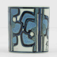 ロイヤルコペンハーゲンが誇る特別なコレクションであるイヤーマグ。1967年から2014年まで毎年制作され、その年のために選ばれたアーティストによってデザインされました。1986年までは熟練した職人によるハンドペイントで絵付けされており、手作業ならではの温かみと、一つひとつ異なる表情が魅力です。1987年以降はプリントで描かれるようになり、より洗練されたモダンなデザインが楽しめます。時代を超えて愛されるイヤーマグは、その年を彩ったアーティストの感性や、当時の時代背景を映し出す貴重なコレクションです。ご自身や大切な人の生まれた年のマグを探したり、記念の年を祝う特別なギフトとして選んだりするのも素敵です。