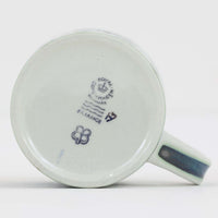 ロイヤルコペンハーゲンが誇る特別なコレクションであるイヤーマグ。1967年から2014年まで毎年制作され、その年のために選ばれたアーティストによってデザインされました。1986年までは熟練した職人によるハンドペイントで絵付けされており、手作業ならではの温かみと、一つひとつ異なる表情が魅力です。1987年以降はプリントで描かれるようになり、より洗練されたモダンなデザインが楽しめます。時代を超えて愛されるイヤーマグは、その年を彩ったアーティストの感性や、当時の時代背景を映し出す貴重なコレクションです。ご自身や大切な人の生まれた年のマグを探したり、記念の年を祝う特別なギフトとして選んだりするのも素敵です。