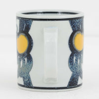 ロイヤルコペンハーゲンが誇る特別なコレクションであるイヤーマグ。1967年から2014年まで毎年制作され、その年のために選ばれたアーティストによってデザインされました。1986年までは熟練した職人によるハンドペイントで絵付けされており、手作業ならではの温かみと、一つひとつ異なる表情が魅力です。1987年以降はプリントで描かれるようになり、より洗練されたモダンなデザインが楽しめます。時代を超えて愛されるイヤーマグは、その年を彩ったアーティストの感性や、当時の時代背景を映し出す貴重なコレクションです。ご自身や大切な人の生まれた年のマグを探したり、記念の年を祝う特別なギフトとして選んだりするのも素敵です。