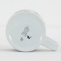 ロイヤルコペンハーゲンが誇る特別なコレクションであるイヤーマグ。1967年から2014年まで毎年制作され、その年のために選ばれたアーティストによってデザインされました。1986年までは熟練した職人によるハンドペイントで絵付けされており、手作業ならではの温かみと、一つひとつ異なる表情が魅力です。1987年以降はプリントで描かれるようになり、より洗練されたモダンなデザインが楽しめます。時代を超えて愛されるイヤーマグは、その年を彩ったアーティストの感性や、当時の時代背景を映し出す貴重なコレクションです。ご自身や大切な人の生まれた年のマグを探したり、記念の年を祝う特別なギフトとして選んだりするのも素敵です。