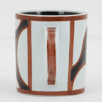 ロイヤルコペンハーゲンが誇る特別なコレクションであるイヤーマグ。1967年から2014年まで毎年制作され、その年のために選ばれたアーティストによってデザインされました。1986年までは熟練した職人によるハンドペイントで絵付けされており、手作業ならではの温かみと、一つひとつ異なる表情が魅力です。1987年以降はプリントで描かれるようになり、より洗練されたモダンなデザインが楽しめます。時代を超えて愛されるイヤーマグは、その年を彩ったアーティストの感性や、当時の時代背景を映し出す貴重なコレクションです。ご自身や大切な人の生まれた年のマグを探したり、記念の年を祝う特別なギフトとして選んだりするのも素敵です。