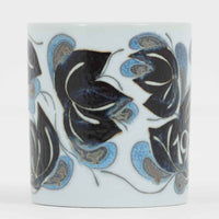 ロイヤルコペンハーゲンが誇る特別なコレクションであるイヤーマグ。1967年から2014年まで毎年制作され、その年のために選ばれたアーティストによってデザインされました。1986年までは熟練した職人によるハンドペイントで絵付けされており、手作業ならではの温かみと、一つひとつ異なる表情が魅力です。1987年以降はプリントで描かれるようになり、より洗練されたモダンなデザインが楽しめます。時代を超えて愛されるイヤーマグは、その年を彩ったアーティストの感性や、当時の時代背景を映し出す貴重なコレクションです。ご自身や大切な人の生まれた年のマグを探したり、記念の年を祝う特別なギフトとして選んだりするのも素敵です。