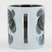 ロイヤルコペンハーゲンが誇る特別なコレクションであるイヤーマグ。1967年から2014年まで毎年制作され、その年のために選ばれたアーティストによってデザインされました。1986年までは熟練した職人によるハンドペイントで絵付けされており、手作業ならではの温かみと、一つひとつ異なる表情が魅力です。1987年以降はプリントで描かれるようになり、より洗練されたモダンなデザインが楽しめます。時代を超えて愛されるイヤーマグは、その年を彩ったアーティストの感性や、当時の時代背景を映し出す貴重なコレクションです。ご自身や大切な人の生まれた年のマグを探したり、記念の年を祝う特別なギフトとして選んだりするのも素敵です。