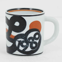 ロイヤルコペンハーゲンが誇る特別なコレクションであるイヤーマグ。1967年から2014年まで毎年制作され、その年のために選ばれたアーティストによってデザインされました。1986年までは熟練した職人によるハンドペイントで絵付けされており、手作業ならではの温かみと、一つひとつ異なる表情が魅力です。1987年以降はプリントで描かれるようになり、より洗練されたモダンなデザインが楽しめます。時代を超えて愛されるイヤーマグは、その年を彩ったアーティストの感性や、当時の時代背景を映し出す貴重なコレクションです。ご自身や大切な人の生まれた年のマグを探したり、記念の年を祝う特別なギフトとして選んだりするのも素敵です。