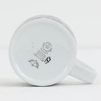 ロイヤルコペンハーゲンが誇る特別なコレクションであるイヤーマグ。1967年から2014年まで毎年制作され、その年のために選ばれたアーティストによってデザインされました。1986年までは熟練した職人によるハンドペイントで絵付けされており、手作業ならではの温かみと、一つひとつ異なる表情が魅力です。1987年以降はプリントで描かれるようになり、より洗練されたモダンなデザインが楽しめます。時代を超えて愛されるイヤーマグは、その年を彩ったアーティストの感性や、当時の時代背景を映し出す貴重なコレクションです。ご自身や大切な人の生まれた年のマグを探したり、記念の年を祝う特別なギフトとして選んだりするのも素敵です。