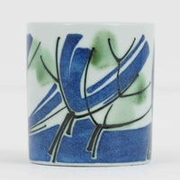 ロイヤルコペンハーゲンが誇る特別なコレクションであるイヤーマグ。1967年から2014年まで毎年制作され、その年のために選ばれたアーティストによってデザインされました。1986年までは熟練した職人によるハンドペイントで絵付けされており、手作業ならではの温かみと、一つひとつ異なる表情が魅力です。1987年以降はプリントで描かれるようになり、より洗練されたモダンなデザインが楽しめます。時代を超えて愛されるイヤーマグは、その年を彩ったアーティストの感性や、当時の時代背景を映し出す貴重なコレクションです。ご自身や大切な人の生まれた年のマグを探したり、記念の年を祝う特別なギフトとして選んだりするのも素敵です。