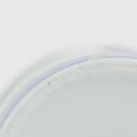 ロイヤルコペンハーゲンが誇る特別なコレクションであるイヤーマグ。1967年から2014年まで毎年制作され、その年のために選ばれたアーティストによってデザインされました。1986年までは熟練した職人によるハンドペイントで絵付けされており、手作業ならではの温かみと、一つひとつ異なる表情が魅力です。1987年以降はプリントで描かれるようになり、より洗練されたモダンなデザインが楽しめます。時代を超えて愛されるイヤーマグは、その年を彩ったアーティストの感性や、当時の時代背景を映し出す貴重なコレクションです。ご自身や大切な人の生まれた年のマグを探したり、記念の年を祝う特別なギフトとして選んだりするのも素敵です。