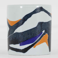 ロイヤルコペンハーゲンが誇る特別なコレクションであるイヤーマグ。1967年から2014年まで毎年制作され、その年のために選ばれたアーティストによってデザインされました。1986年までは熟練した職人によるハンドペイントで絵付けされており、手作業ならではの温かみと、一つひとつ異なる表情が魅力です。1987年以降はプリントで描かれるようになり、より洗練されたモダンなデザインが楽しめます。時代を超えて愛されるイヤーマグは、その年を彩ったアーティストの感性や、当時の時代背景を映し出す貴重なコレクションです。ご自身や大切な人の生まれた年のマグを探したり、記念の年を祝う特別なギフトとして選んだりするのも素敵です。