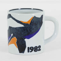 ロイヤルコペンハーゲンが誇る特別なコレクションであるイヤーマグ。1967年から2014年まで毎年制作され、その年のために選ばれたアーティストによってデザインされました。1986年までは熟練した職人によるハンドペイントで絵付けされており、手作業ならではの温かみと、一つひとつ異なる表情が魅力です。1987年以降はプリントで描かれるようになり、より洗練されたモダンなデザインが楽しめます。時代を超えて愛されるイヤーマグは、その年を彩ったアーティストの感性や、当時の時代背景を映し出す貴重なコレクションです。ご自身や大切な人の生まれた年のマグを探したり、記念の年を祝う特別なギフトとして選んだりするのも素敵です。