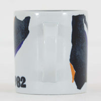 ロイヤルコペンハーゲンが誇る特別なコレクションであるイヤーマグ。1967年から2014年まで毎年制作され、その年のために選ばれたアーティストによってデザインされました。1986年までは熟練した職人によるハンドペイントで絵付けされており、手作業ならではの温かみと、一つひとつ異なる表情が魅力です。1987年以降はプリントで描かれるようになり、より洗練されたモダンなデザインが楽しめます。時代を超えて愛されるイヤーマグは、その年を彩ったアーティストの感性や、当時の時代背景を映し出す貴重なコレクションです。ご自身や大切な人の生まれた年のマグを探したり、記念の年を祝う特別なギフトとして選んだりするのも素敵です。