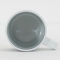 ロイヤルコペンハーゲンが誇る特別なコレクションであるイヤーマグ。1967年から2014年まで毎年制作され、その年のために選ばれたアーティストによってデザインされました。1986年までは熟練した職人によるハンドペイントで絵付けされており、手作業ならではの温かみと、一つひとつ異なる表情が魅力です。1987年以降はプリントで描かれるようになり、より洗練されたモダンなデザインが楽しめます。時代を超えて愛されるイヤーマグは、その年を彩ったアーティストの感性や、当時の時代背景を映し出す貴重なコレクションです。ご自身や大切な人の生まれた年のマグを探したり、記念の年を祝う特別なギフトとして選んだりするのも素敵です。