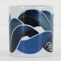 ロイヤルコペンハーゲンが誇る特別なコレクションであるイヤーマグ。1967年から2014年まで毎年制作され、その年のために選ばれたアーティストによってデザインされました。1986年までは熟練した職人によるハンドペイントで絵付けされており、手作業ならではの温かみと、一つひとつ異なる表情が魅力です。1987年以降はプリントで描かれるようになり、より洗練されたモダンなデザインが楽しめます。時代を超えて愛されるイヤーマグは、その年を彩ったアーティストの感性や、当時の時代背景を映し出す貴重なコレクションです。ご自身や大切な人の生まれた年のマグを探したり、記念の年を祝う特別なギフトとして選んだりするのも素敵です。