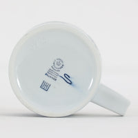 ロイヤルコペンハーゲンが誇る特別なコレクションであるイヤーマグ。1967年から2014年まで毎年制作され、その年のために選ばれたアーティストによってデザインされました。1986年までは熟練した職人によるハンドペイントで絵付けされており、手作業ならではの温かみと、一つひとつ異なる表情が魅力です。1987年以降はプリントで描かれるようになり、より洗練されたモダンなデザインが楽しめます。時代を超えて愛されるイヤーマグは、その年を彩ったアーティストの感性や、当時の時代背景を映し出す貴重なコレクションです。ご自身や大切な人の生まれた年のマグを探したり、記念の年を祝う特別なギフトとして選んだりするのも素敵です。