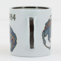 ロイヤルコペンハーゲンが誇る特別なコレクションであるイヤーマグ。1967年から2014年まで毎年制作され、その年のために選ばれたアーティストによってデザインされました。1986年までは熟練した職人によるハンドペイントで絵付けされており、手作業ならではの温かみと、一つひとつ異なる表情が魅力です。1987年以降はプリントで描かれるようになり、より洗練されたモダンなデザインが楽しめます。時代を超えて愛されるイヤーマグは、その年を彩ったアーティストの感性や、当時の時代背景を映し出す貴重なコレクションです。ご自身や大切な人の生まれた年のマグを探したり、記念の年を祝う特別なギフトとして選んだりするのも素敵です。