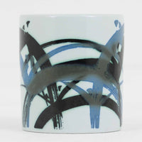 ロイヤルコペンハーゲンが誇る特別なコレクションであるイヤーマグ。1967年から2014年まで毎年制作され、その年のために選ばれたアーティストによってデザインされました。1986年までは熟練した職人によるハンドペイントで絵付けされており、手作業ならではの温かみと、一つひとつ異なる表情が魅力です。1987年以降はプリントで描かれるようになり、より洗練されたモダンなデザインが楽しめます。時代を超えて愛されるイヤーマグは、その年を彩ったアーティストの感性や、当時の時代背景を映し出す貴重なコレクションです。ご自身や大切な人の生まれた年のマグを探したり、記念の年を祝う特別なギフトとして選んだりするのも素敵です。