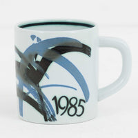 ロイヤルコペンハーゲンが誇る特別なコレクションであるイヤーマグ。1967年から2014年まで毎年制作され、その年のために選ばれたアーティストによってデザインされました。1986年までは熟練した職人によるハンドペイントで絵付けされており、手作業ならではの温かみと、一つひとつ異なる表情が魅力です。1987年以降はプリントで描かれるようになり、より洗練されたモダンなデザインが楽しめます。時代を超えて愛されるイヤーマグは、その年を彩ったアーティストの感性や、当時の時代背景を映し出す貴重なコレクションです。ご自身や大切な人の生まれた年のマグを探したり、記念の年を祝う特別なギフトとして選んだりするのも素敵です。