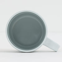 ロイヤルコペンハーゲンが誇る特別なコレクションであるイヤーマグ。1967年から2014年まで毎年制作され、その年のために選ばれたアーティストによってデザインされました。1986年までは熟練した職人によるハンドペイントで絵付けされており、手作業ならではの温かみと、一つひとつ異なる表情が魅力です。1987年以降はプリントで描かれるようになり、より洗練されたモダンなデザインが楽しめます。時代を超えて愛されるイヤーマグは、その年を彩ったアーティストの感性や、当時の時代背景を映し出す貴重なコレクションです。ご自身や大切な人の生まれた年のマグを探したり、記念の年を祝う特別なギフトとして選んだりするのも素敵です。