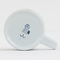 ロイヤルコペンハーゲンが誇る特別なコレクションであるイヤーマグ。1967年から2014年まで毎年制作され、その年のために選ばれたアーティストによってデザインされました。1986年までは熟練した職人によるハンドペイントで絵付けされており、手作業ならではの温かみと、一つひとつ異なる表情が魅力です。1987年以降はプリントで描かれるようになり、より洗練されたモダンなデザインが楽しめます。時代を超えて愛されるイヤーマグは、その年を彩ったアーティストの感性や、当時の時代背景を映し出す貴重なコレクションです。ご自身や大切な人の生まれた年のマグを探したり、記念の年を祝う特別なギフトとして選んだりするのも素敵です。