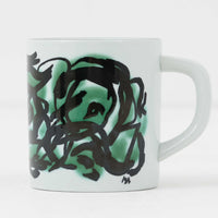 ロイヤルコペンハーゲンが誇る特別なコレクションであるイヤーマグ。1967年から2014年まで毎年制作され、その年のために選ばれたアーティストによってデザインされました。1986年までは熟練した職人によるハンドペイントで絵付けされており、手作業ならではの温かみと、一つひとつ異なる表情が魅力です。1987年以降はプリントで描かれるようになり、より洗練されたモダンなデザインが楽しめます。時代を超えて愛されるイヤーマグは、その年を彩ったアーティストの感性や、当時の時代背景を映し出す貴重なコレクションです。ご自身や大切な人の生まれた年のマグを探したり、記念の年を祝う特別なギフトとして選んだりするのも素敵です。