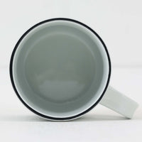 ロイヤルコペンハーゲンが誇る特別なコレクションであるイヤーマグ。1967年から2014年まで毎年制作され、その年のために選ばれたアーティストによってデザインされました。1986年までは熟練した職人によるハンドペイントで絵付けされており、手作業ならではの温かみと、一つひとつ異なる表情が魅力です。1987年以降はプリントで描かれるようになり、より洗練されたモダンなデザインが楽しめます。時代を超えて愛されるイヤーマグは、その年を彩ったアーティストの感性や、当時の時代背景を映し出す貴重なコレクションです。ご自身や大切な人の生まれた年のマグを探したり、記念の年を祝う特別なギフトとして選んだりするのも素敵です。