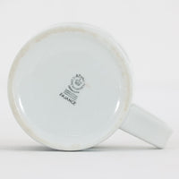 ロイヤルコペンハーゲンが誇る特別なコレクションであるイヤーマグ。1967年から2014年まで毎年制作され、その年のために選ばれたアーティストによってデザインされました。1986年までは熟練した職人によるハンドペイントで絵付けされており、手作業ならではの温かみと、一つひとつ異なる表情が魅力です。1987年以降はプリントで描かれるようになり、より洗練されたモダンなデザインが楽しめます。時代を超えて愛されるイヤーマグは、その年を彩ったアーティストの感性や、当時の時代背景を映し出す貴重なコレクションです。ご自身や大切な人の生まれた年のマグを探したり、記念の年を祝う特別なギフトとして選んだりするのも素敵です。