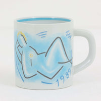 ロイヤルコペンハーゲンが誇る特別なコレクションであるイヤーマグ。1967年から2014年まで毎年制作され、その年のために選ばれたアーティストによってデザインされました。1986年までは熟練した職人によるハンドペイントで絵付けされており、手作業ならではの温かみと、一つひとつ異なる表情が魅力です。1987年以降はプリントで描かれるようになり、より洗練されたモダンなデザインが楽しめます。時代を超えて愛されるイヤーマグは、その年を彩ったアーティストの感性や、当時の時代背景を映し出す貴重なコレクションです。ご自身や大切な人の生まれた年のマグを探したり、記念の年を祝う特別なギフトとして選んだりするのも素敵です。