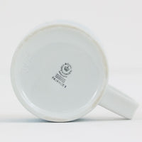 ロイヤルコペンハーゲンが誇る特別なコレクションであるイヤーマグ。1967年から2014年まで毎年制作され、その年のために選ばれたアーティストによってデザインされました。1986年までは熟練した職人によるハンドペイントで絵付けされており、手作業ならではの温かみと、一つひとつ異なる表情が魅力です。1987年以降はプリントで描かれるようになり、より洗練されたモダンなデザインが楽しめます。時代を超えて愛されるイヤーマグは、その年を彩ったアーティストの感性や、当時の時代背景を映し出す貴重なコレクションです。ご自身や大切な人の生まれた年のマグを探したり、記念の年を祝う特別なギフトとして選んだりするのも素敵です。