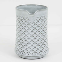 デンマークを代表するデザイナー、イェンス・H・クイストゴーによる「Cordial(コーディアル)」シリーズのヴィンテージ・ミルクジャグ(ピッチャー)です。1960年代にKronjydenから制作が始まったシリーズは、その後Nissen、Bing&Grondahlと引き継がれ長く愛されたシリーズとなりました。淡いグレーのストーンウェアにハートを連想させる繊細な型押し模様が施されており、デンマークではスウェーデンやフィンランドの陶器メーカーと並んで今でも非常に人気のある商品となります。