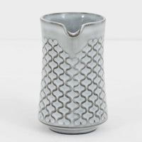 デンマークを代表するデザイナー、イェンス・H・クイストゴーによる「Cordial(コーディアル)」シリーズのヴィンテージクリーマーです。1960年代にKronjydenから制作が始まったシリーズは、その後Nissen、Bing&Grondahlと引き継がれ長く愛されたシリーズとなりました。ストーンウェアにハートを連想させる繊細な型押し模様が施されており、デンマークではスウェーデンやフィンランドの陶器メーカーと並んで今でも非常に人気のある商品となります。