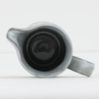 デンマークを代表するデザイナー、イェンス・H・クイストゴーによる「Cordial(コーディアル)」シリーズのヴィンテージクリーマーです。1960年代にKronjydenから制作が始まったシリーズは、その後Nissen、Bing&Grondahlと引き継がれ長く愛されたシリーズとなりました。ストーンウェアにハートを連想させる繊細な型押し模様が施されており、デンマークではスウェーデンやフィンランドの陶器メーカーと並んで今でも非常に人気のある商品となります。